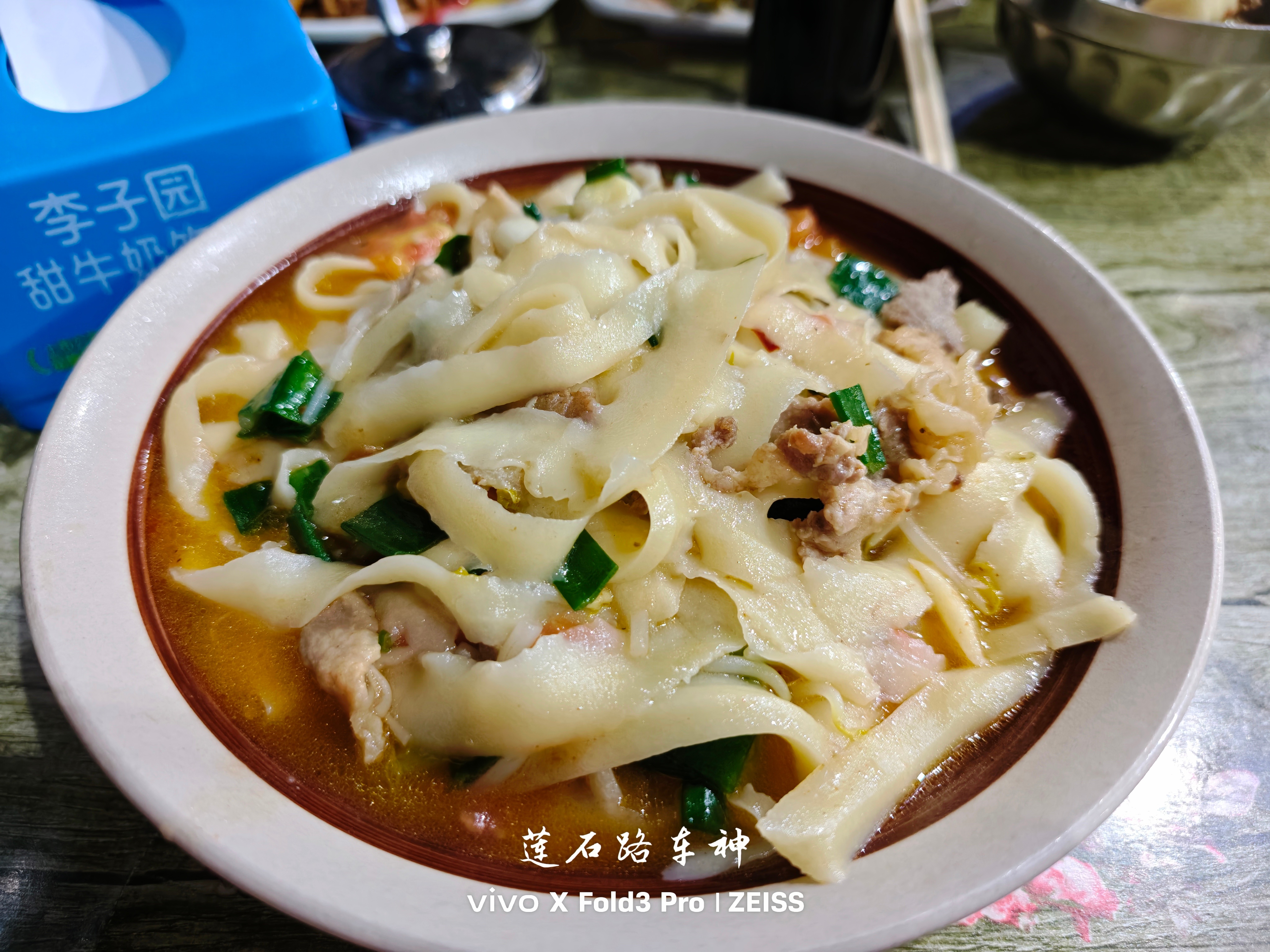登封这个炒刀削我各种口味都试了一遍，全是辣椒那个最火，确实香，满满的辣椒香。还有