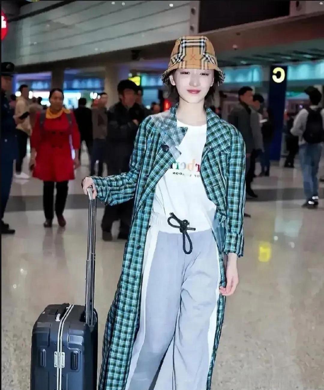 周冬雨这回。
我有点佩服。
同一身衣服，有人夸帽子配得好，有人嫌格子太杂，她倒是