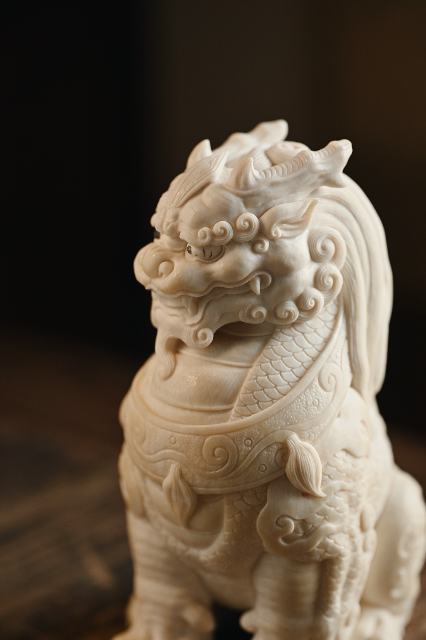 猛犸 | 麒麟整料一体雕琢，质地莹润，麒麟蹲坐沉稳，卷鬃似流云，满身鳞甲细密工整