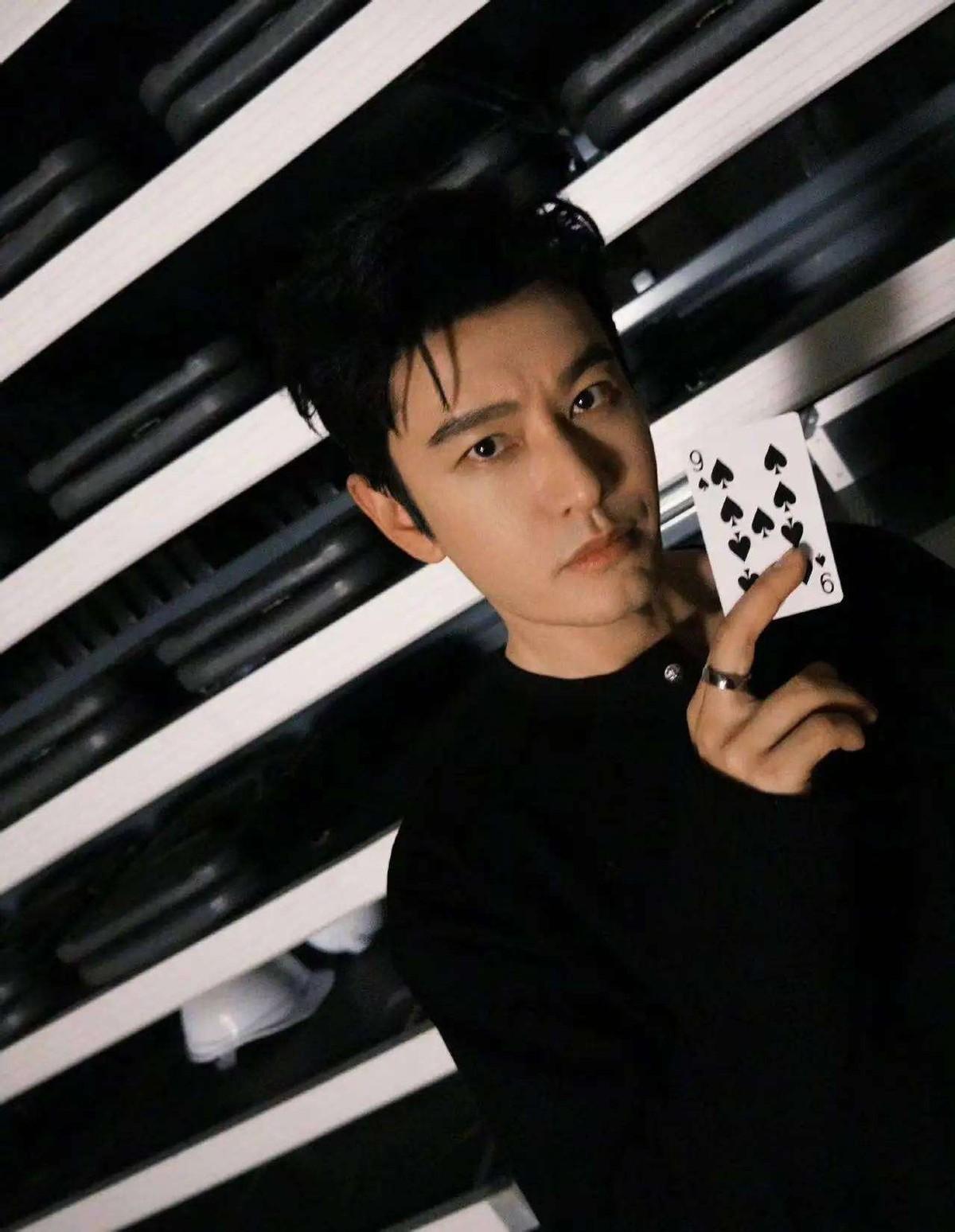 被演戏耽误的科技迷！黄晓明：我家早养了机器人 “灵犀”
很多人只知道黄晓明是荧屏