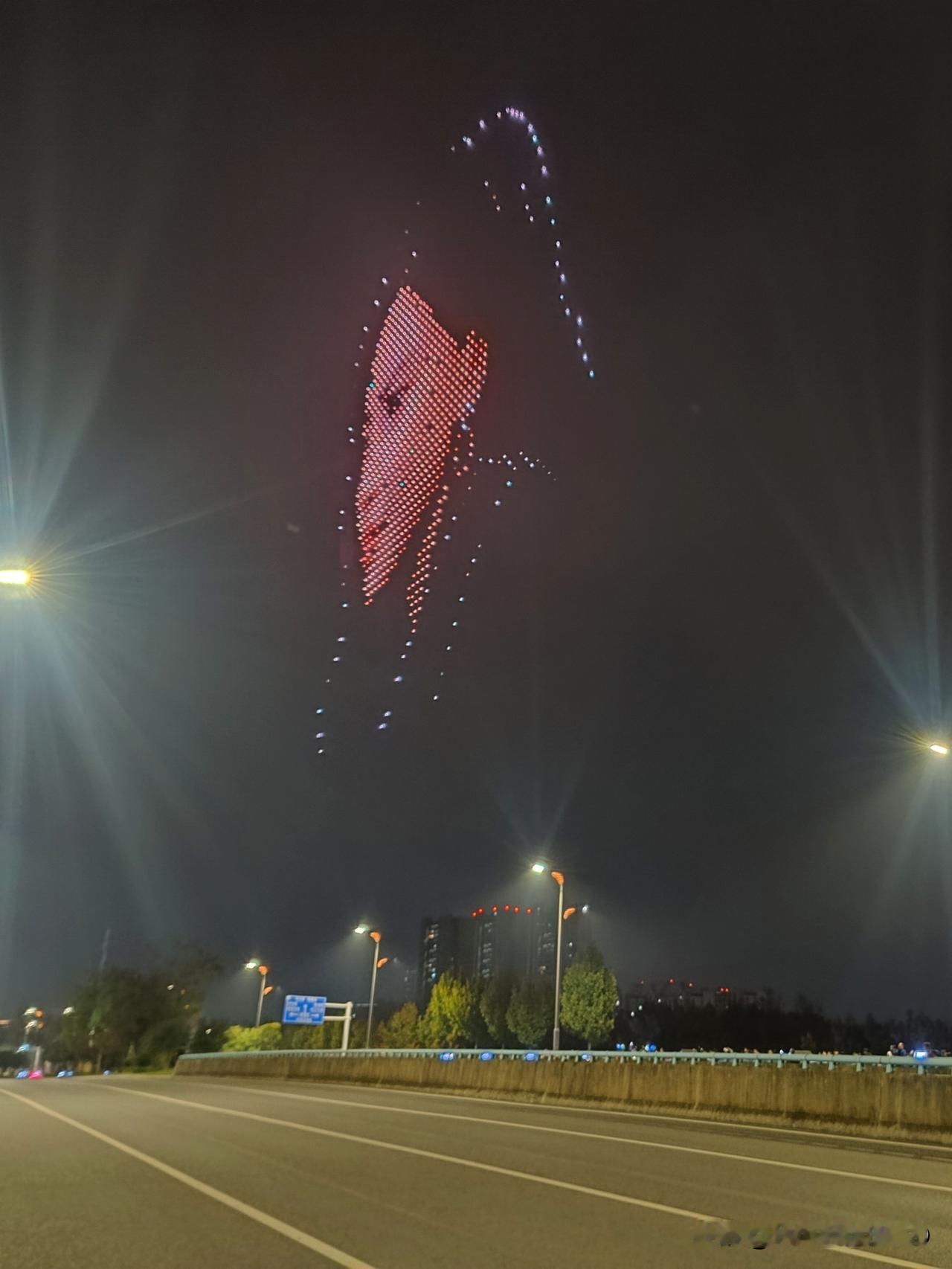 三线小城上演温情一幕～
无人机表演为