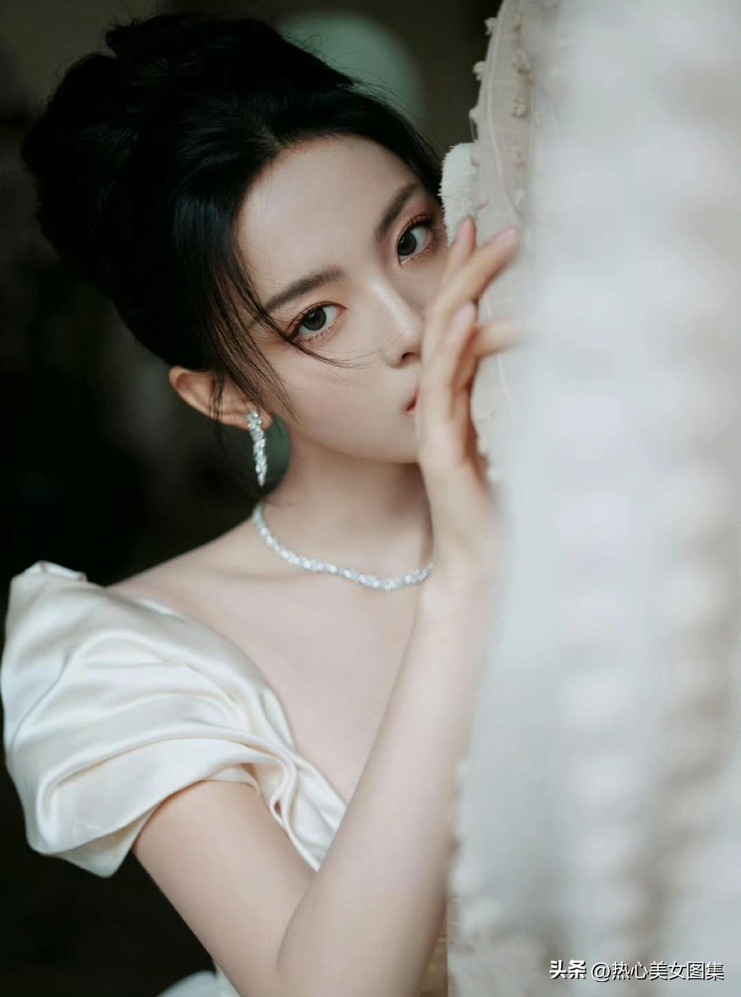 杨超越穿礼服真美，抹胸公主裙，朦胧娇俏，温柔入梦上了年纪的女人怎么穿搭才好 冰丝