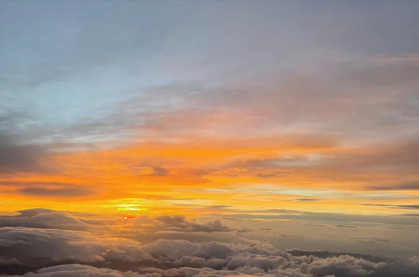 夕阳是光与影的交织，每一秒的变幻都值得驻足。夕阳凝固了白昼的热烈，又悄悄酝酿黑夜