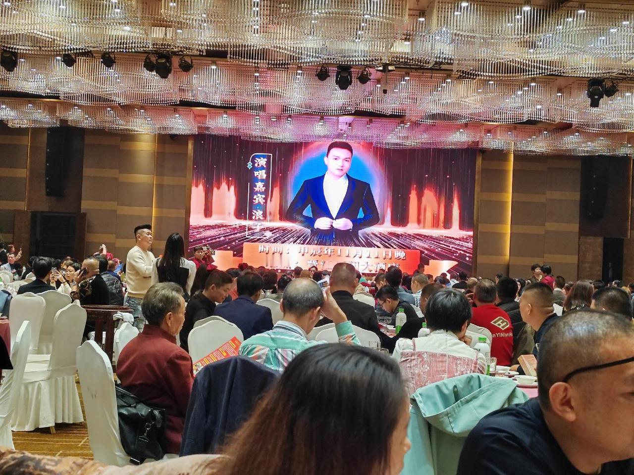 晚上来晋江百翔酒店参加慈善晚宴，
门口帮忙拍照结缘两位优秀的姐姐。爱心传递 爱心
