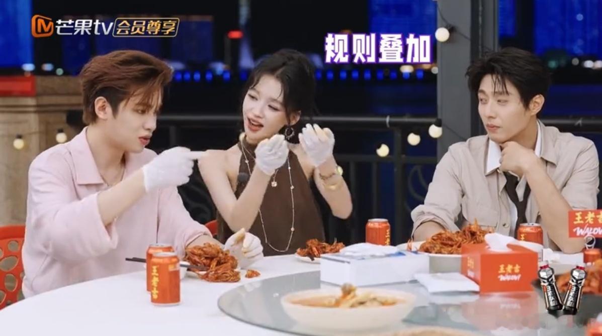 孙怡给黄明昊剥虾简简单单的互动最动人，孙怡温柔照顾弟弟，黄明昊乖巧可爱，温柔姐弟