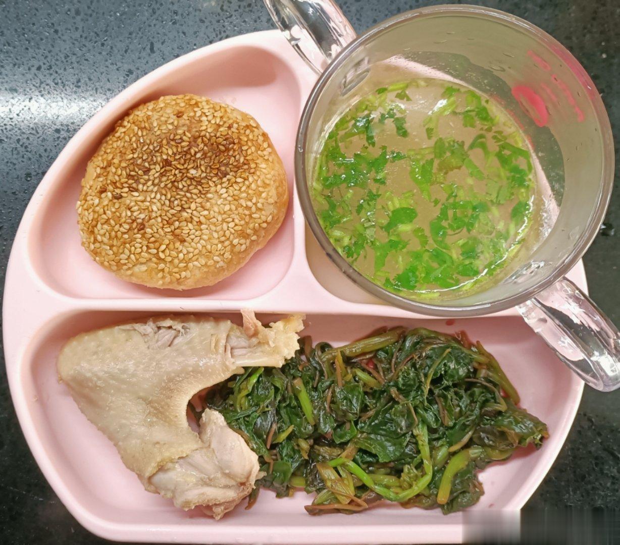#糖糖的饭饭##科学育儿营养护航# 昨天午餐：芝麻烧饼，鸡肉，鸡汤，蒜蓉紫苋菜；