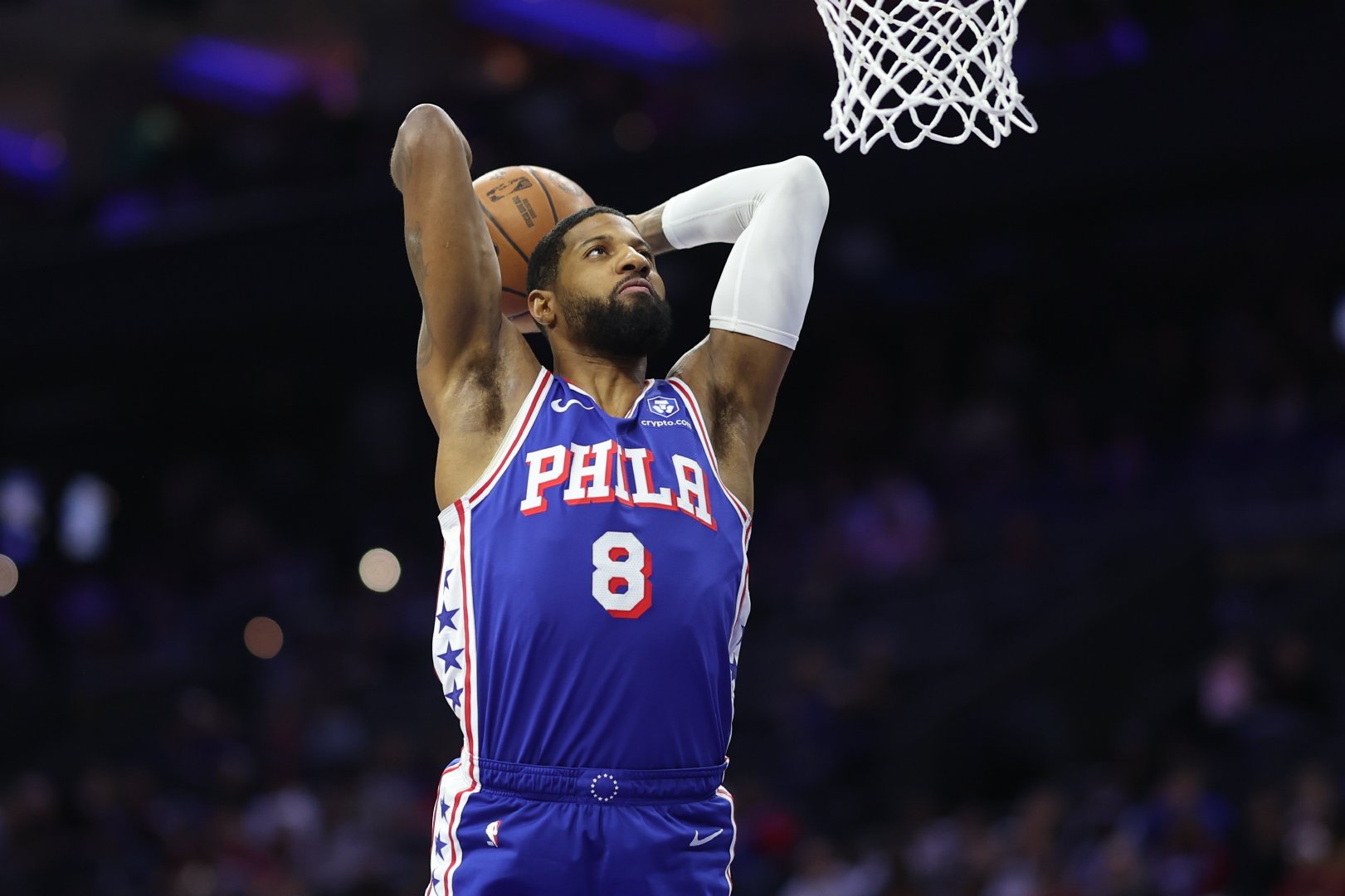 #保罗乔治解禁复出#明天上午7点，76人主场迎战公牛。此前因违反联盟禁药政策被禁