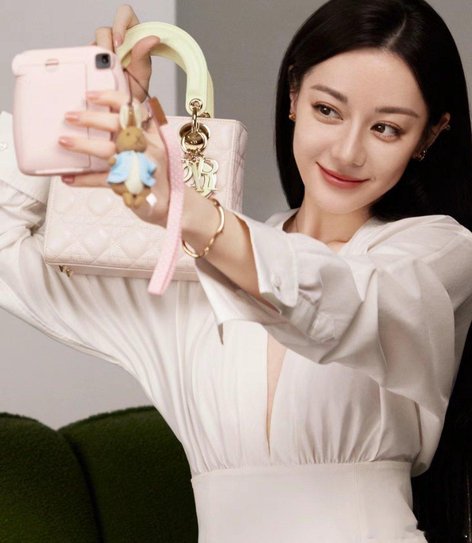 感觉根本没有迪丽热巴配不上的品牌，她总是能够把这些东西拍的很高级 ​​​