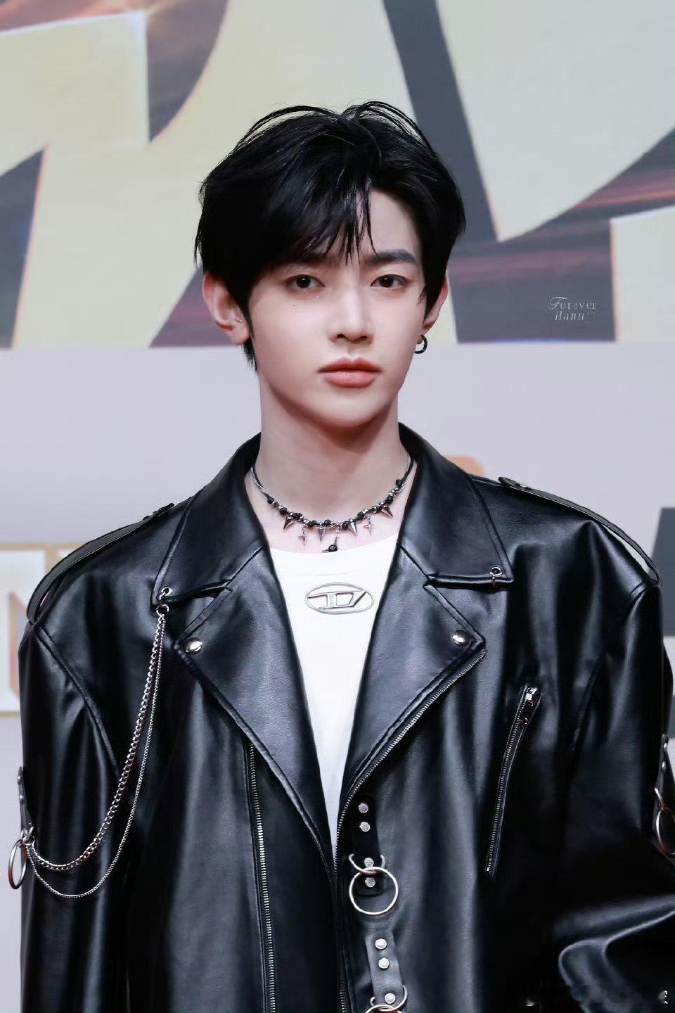 章昊红毯造型 此男状态有点太好了 打包去演电视剧吧！ 