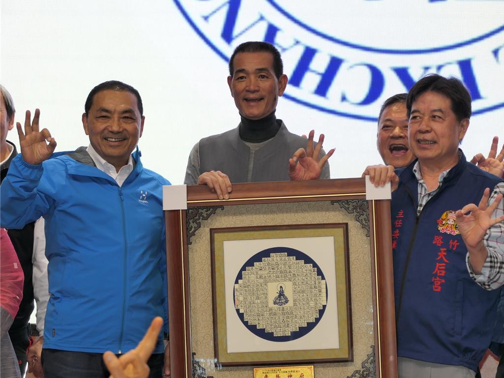 每到选举，台湾政治人物都喜欢到庙宇参香。国民党2024候选人侯友宜今天到云林县北