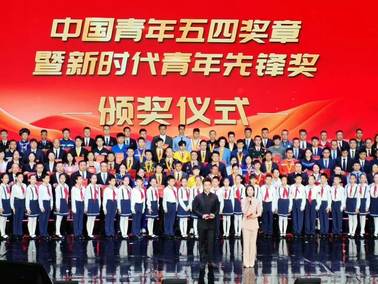 孙颖莎当颁奖嘉宾了孙颖莎说为国争光是坚持的动力 中国青年五四奖章暨新时代青年先锋