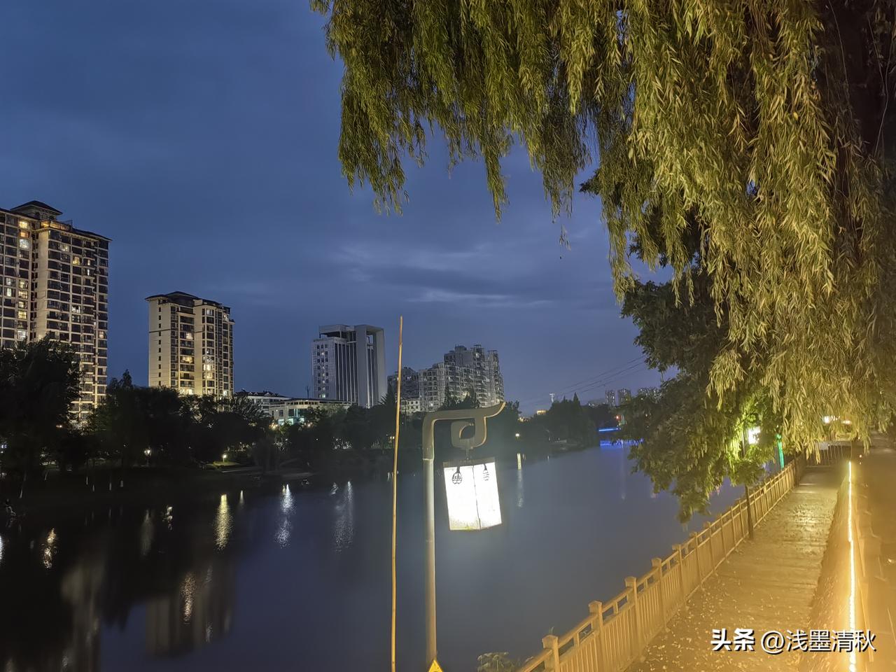 七律｜晚堤闲望
 
柔风漫拂暮烟斜，
岸柳轻丝拂浅沙
碧水涟漪摇远影，
长桥澄澈