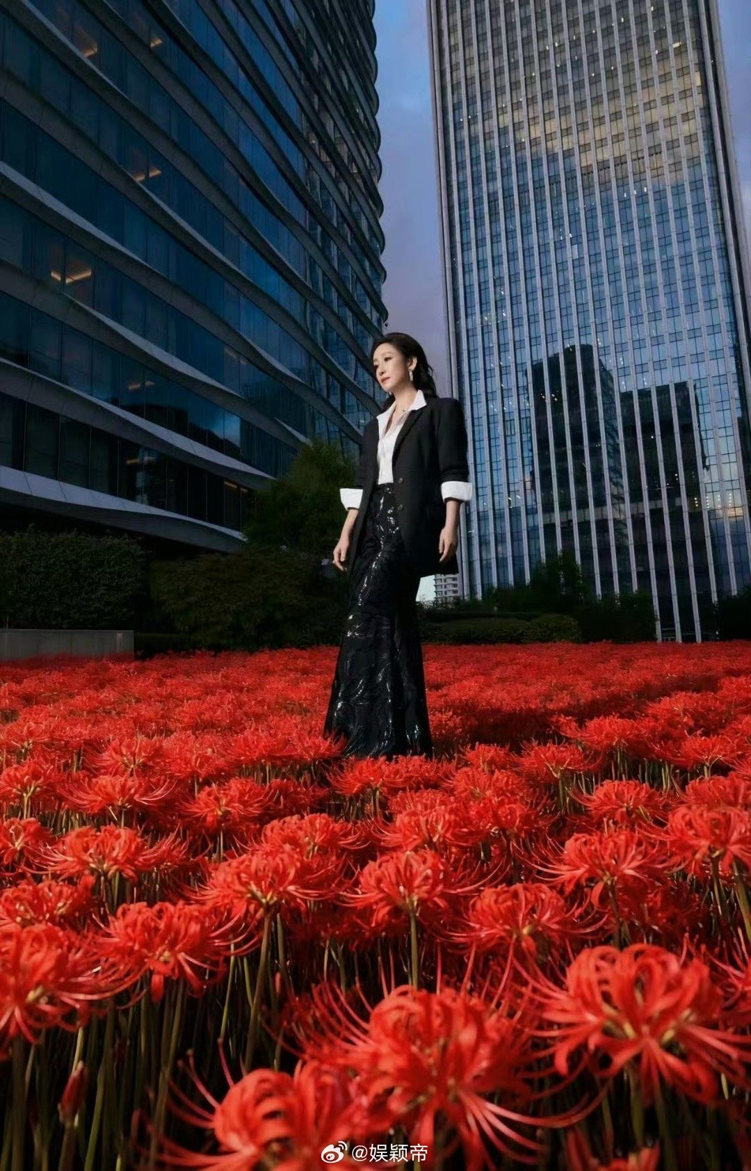 秦海璐背后的花海是AI生成的 秦海璐这波也太会了！VOGUE盛典上为扣题搭配AI