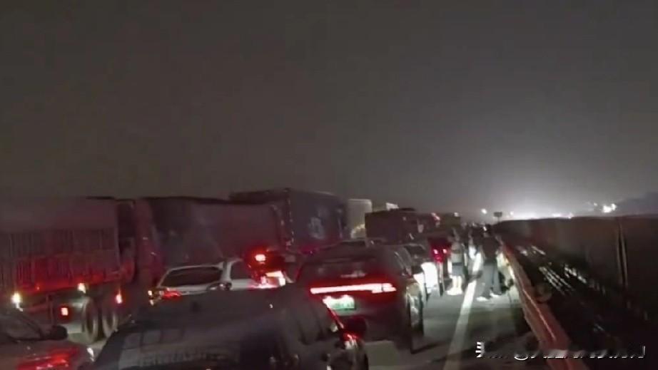 开8个小时还没出浙江，
这车堵的，
以为聪明人上高速了，
结果聪明人都堵高速上了