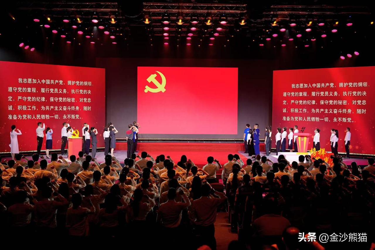 中共成都市委组织部、成都市广播电视台联合制作的《榜样·蓉光》七一主题节目在1号演