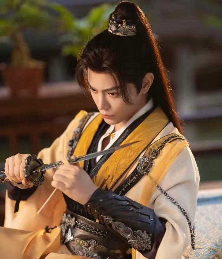 谢景行说起来丁禹兮出演谢景行绝对不是个轻松的事。毕竟这位青年演员有着剧抛脸的独特