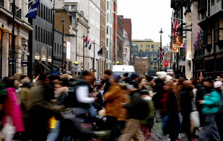 英国刚刚推出了五十年来最狠的移民政策，一句话总结：想拿英国永居？现在可能得等上大