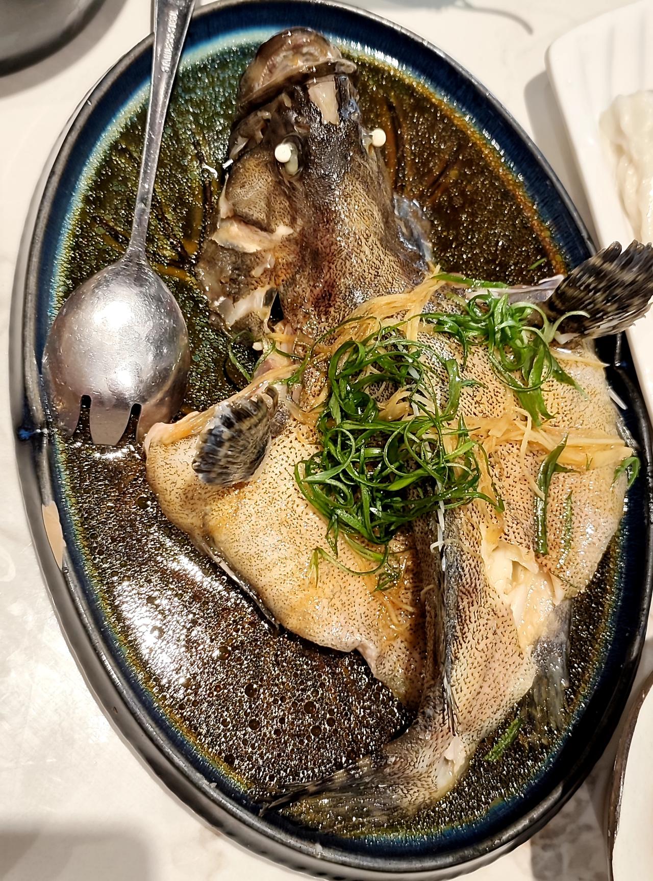 今天女儿休假，再加上单位提前发了工资，难得一次说要请舅舅和舅妈吃午饭，我们去了黄