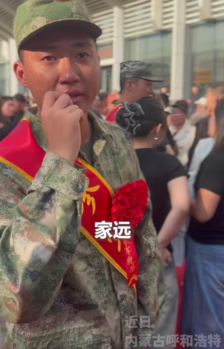 内蒙古呼和浩特新兵入伍现场一幕，看哭无数网友。

别的新兵身边都是送行的家人，叮