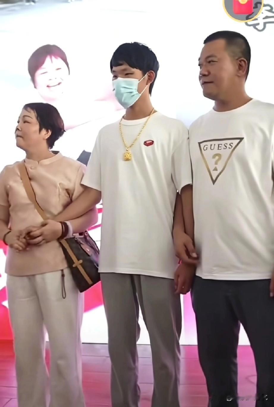 原来叶锐聪家里这么殷实，

昨天叶锐聪回来坐的那辆车是就是他爸爸的，他爸爸本人座