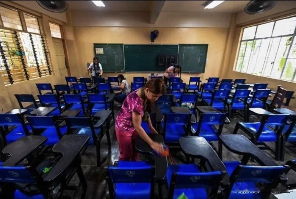 菲律宾总统小费迪南德·马科斯周一下令加速全国教室的建造和修缮工作。
菲律宾教育部