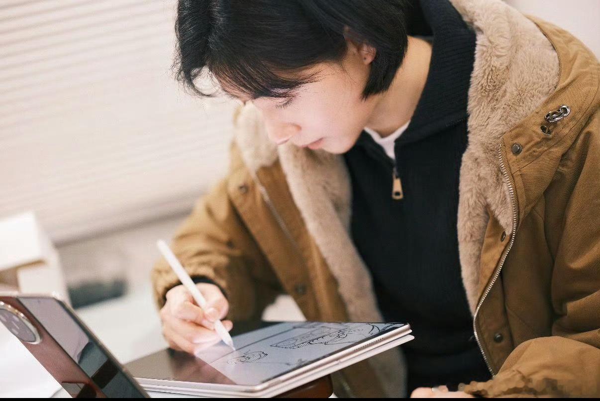 万茜唐宫仕女图以华为大屏为画纸，描摹灵动唐宫仕女，古韵美感扑面而来。沉浸绘画创作