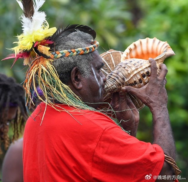 来自家乡的信物，新喀里多尼亚队附加赛前携带海螺等饰品合照北京时间3月27日，世界