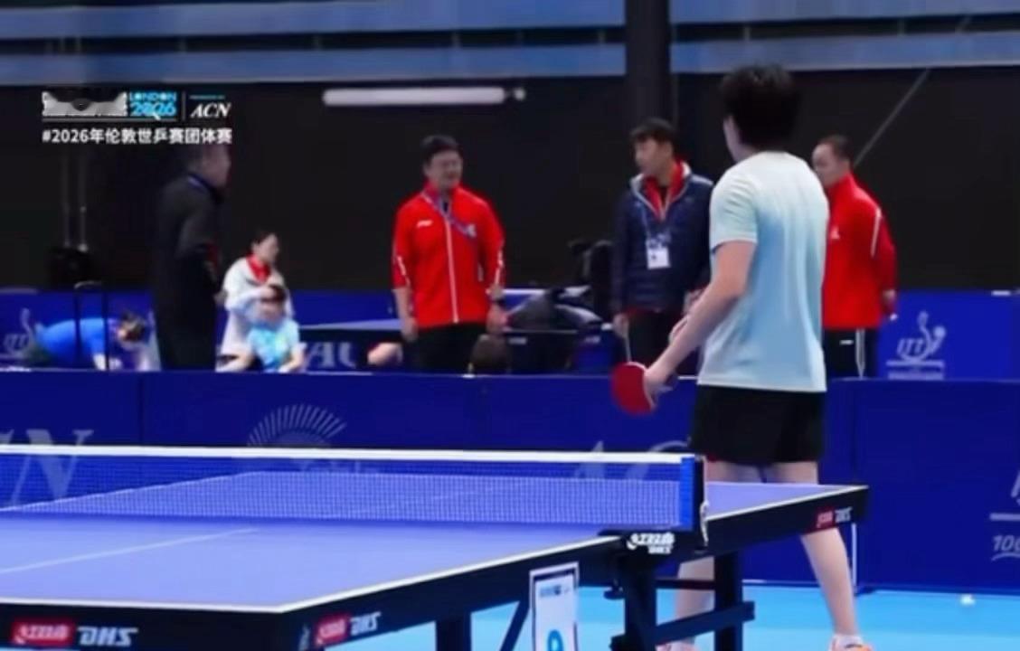 球掉在右边，大头咋往左边走