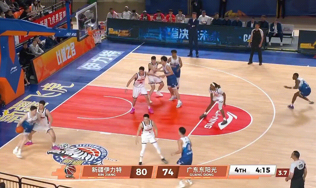 杜锋指导第四节重用杜润旺+张皓嘉，太逆天了这阵容，防守脚步慢得像老奶奶，怎么可能