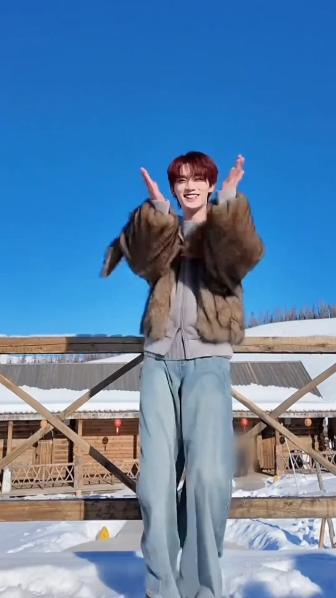 丁程鑫雪地跳zoo 丁程鑫雪地跳zoo，穿着毛绒外套在雪地跳舞帅气又可爱~ 