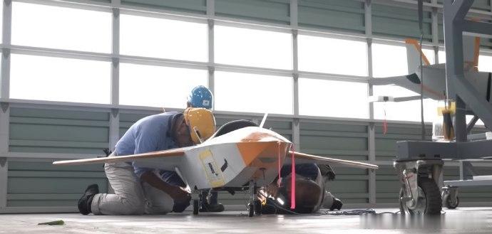 小日子自慰队正在测试的搭载喷气发动机的斯巴鲁迷你无人机，旨在打造“无人僚机”。这