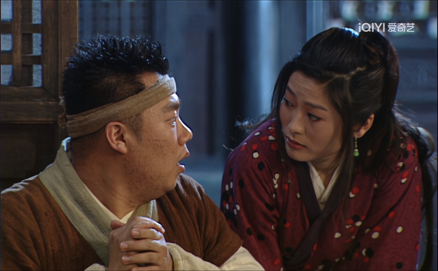 《我为湘玉存大钱》第137集小郭和秀才两个人和好后也不吵架了，热恋期的两个人甜甜