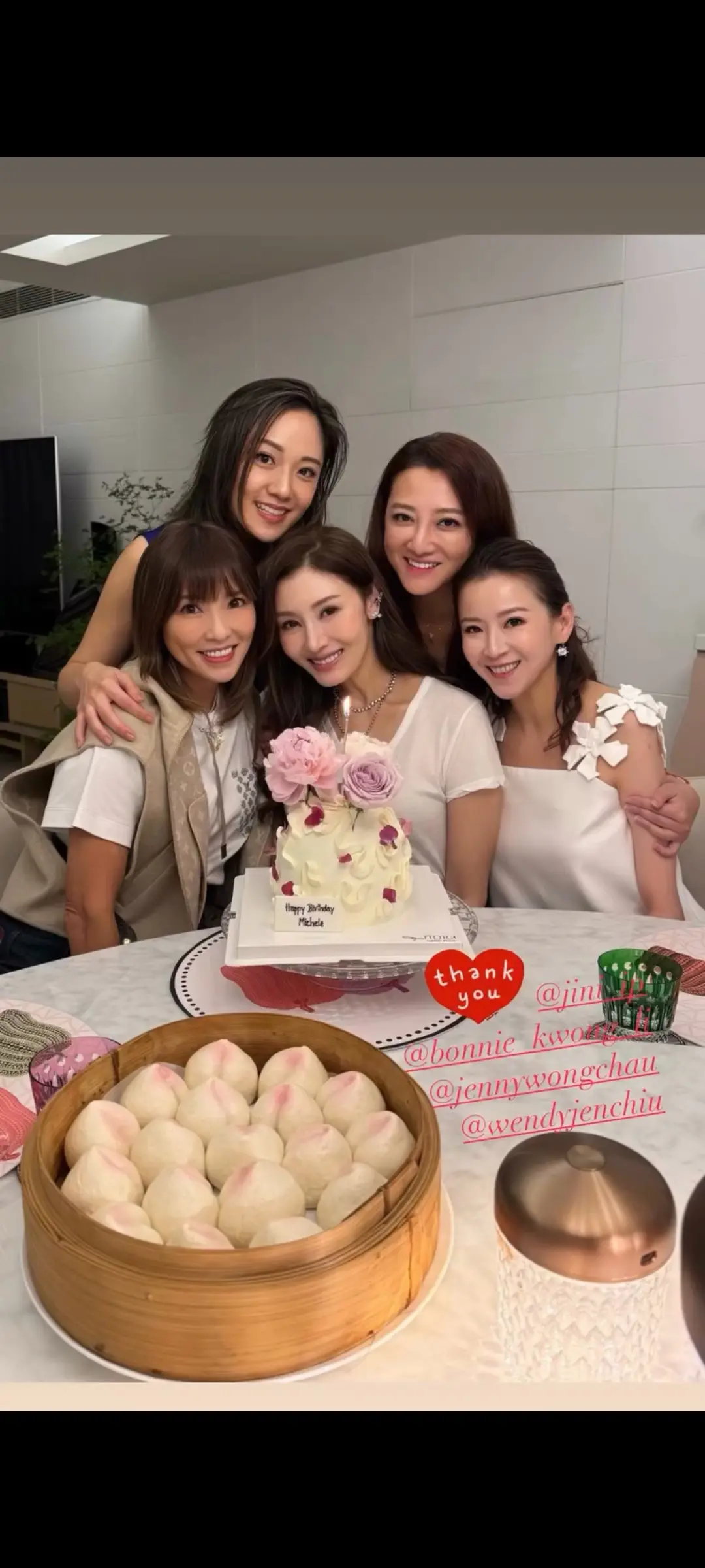 李嘉欣和闺蜜过生日。