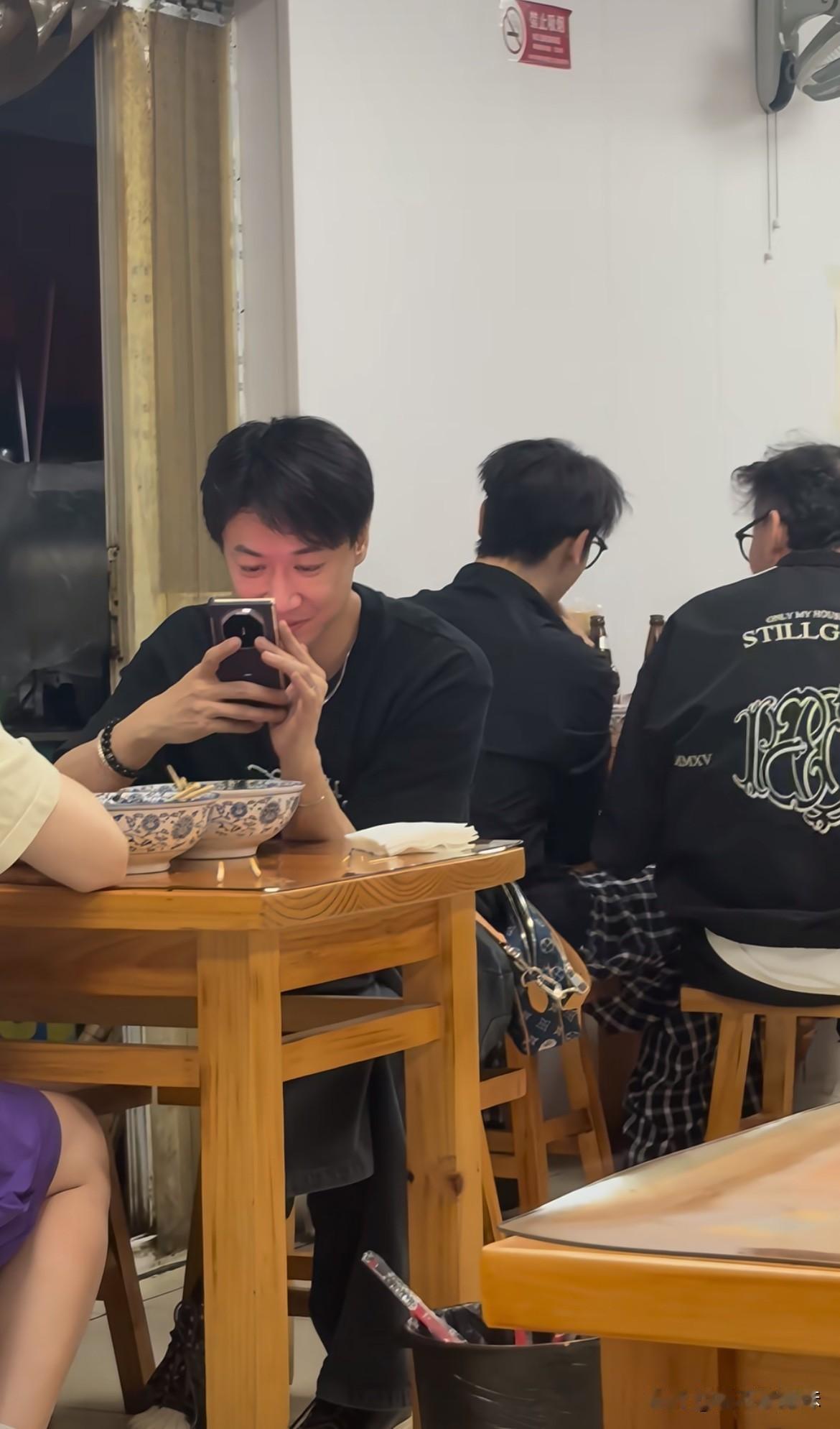 他不是没钱嘛？怎么LV都背上了？
兰花指都翘起来了，怎么保护董璇！
他在看小说挣