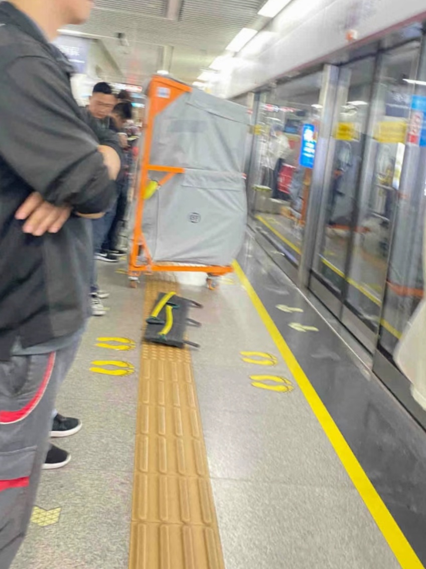 终于知道SF为什么快了[哆啦A梦吃惊]#地铁##快递# ​​​