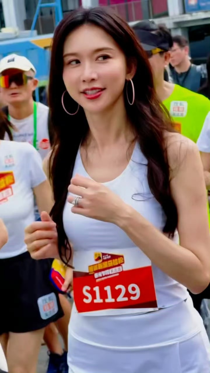 林志玲51岁体态林志玲姐姐现身马拉松活动这哪像51岁的，明明像31岁