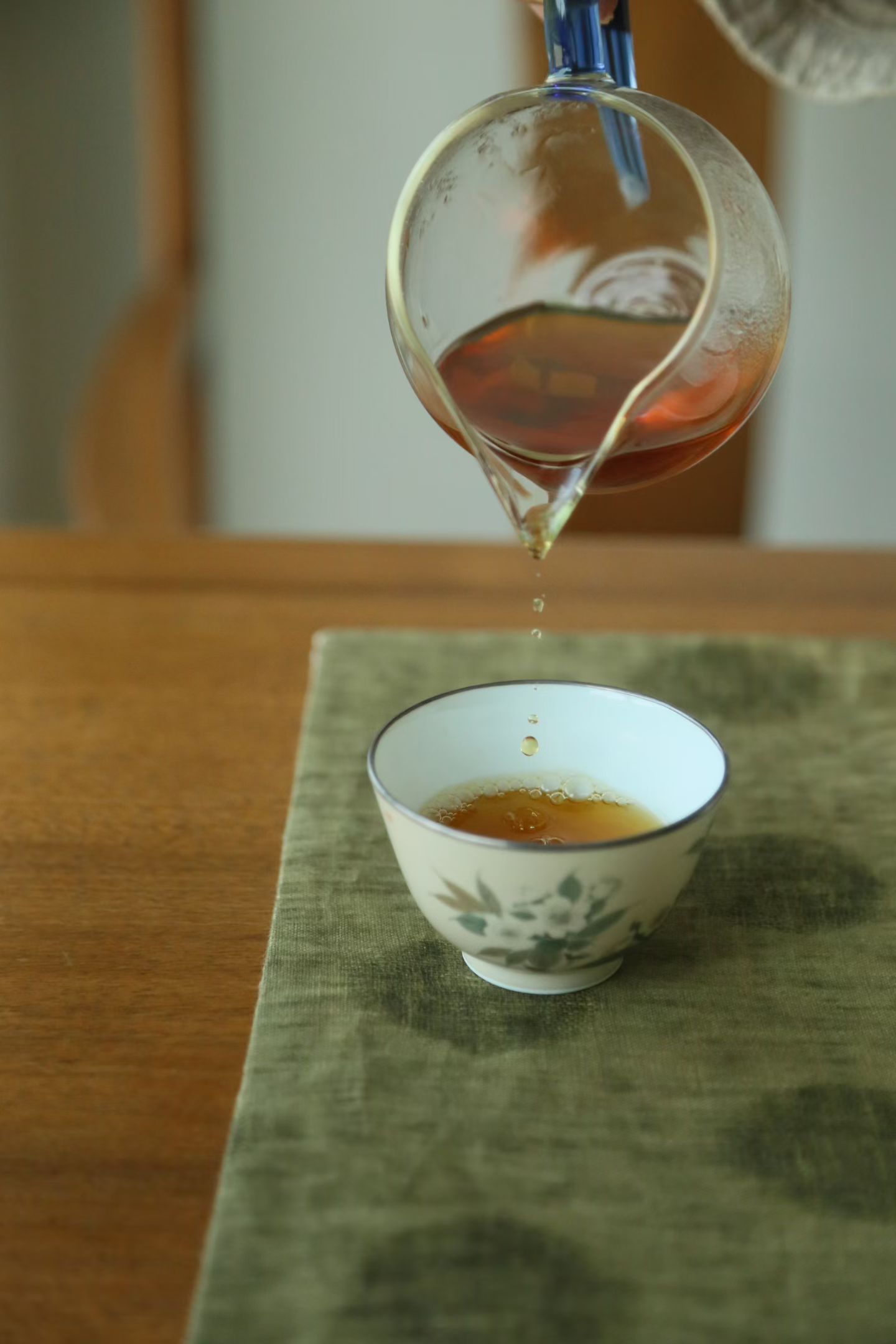 茶道  吃茶是道，首先去行，其次还是去行。行茶之中，方知何为道。吃着、吃着，道便