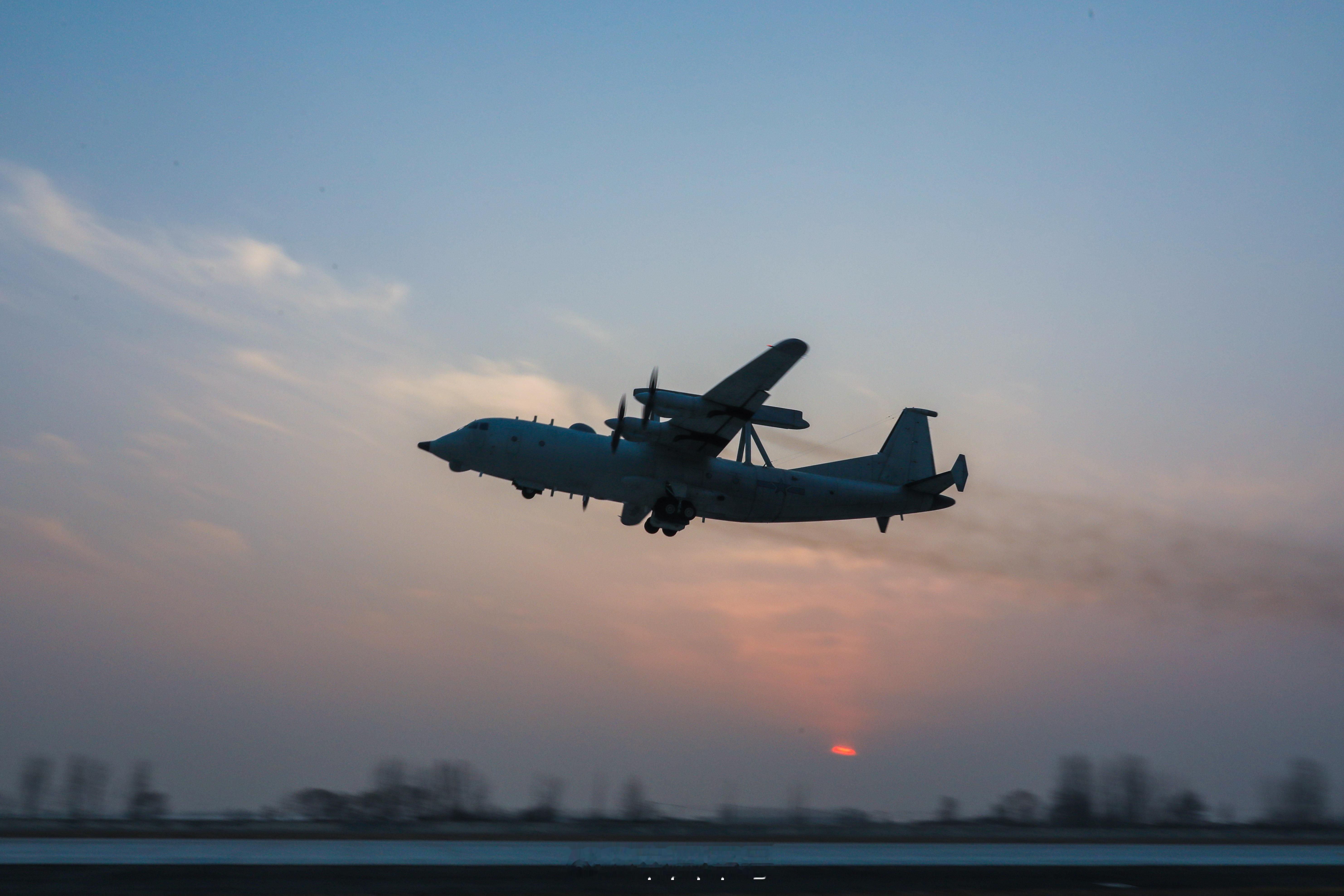 【巡弋空天的战机根本看不够】近日，海军航空兵某部组织多机型跨昼夜飞行训练，检验部