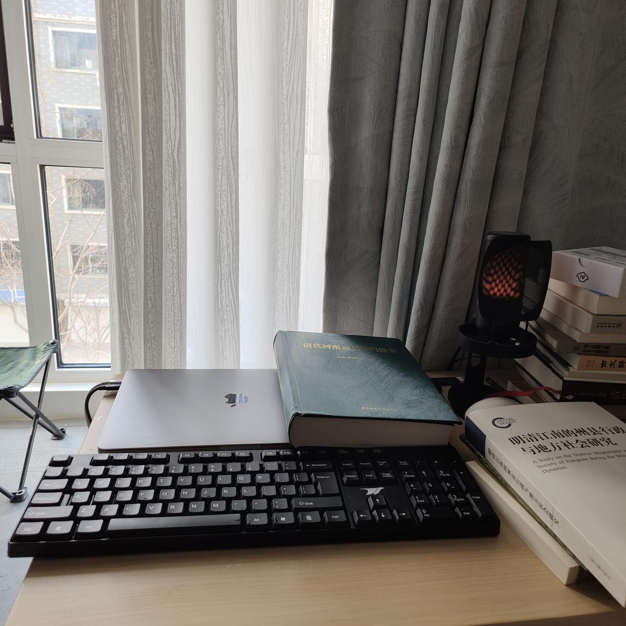 早上好，友们~

虽然每天蜗居斗室，毕竟还有老书相伴，还有网络让我眺望窗外的世界