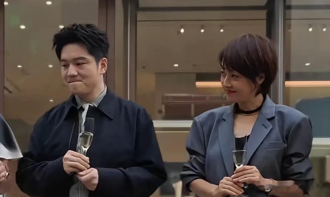 马伊琍看樊振东这眼神，这表情，不是演的，是真实喜欢东哥，羡慕东东情感的表露。
