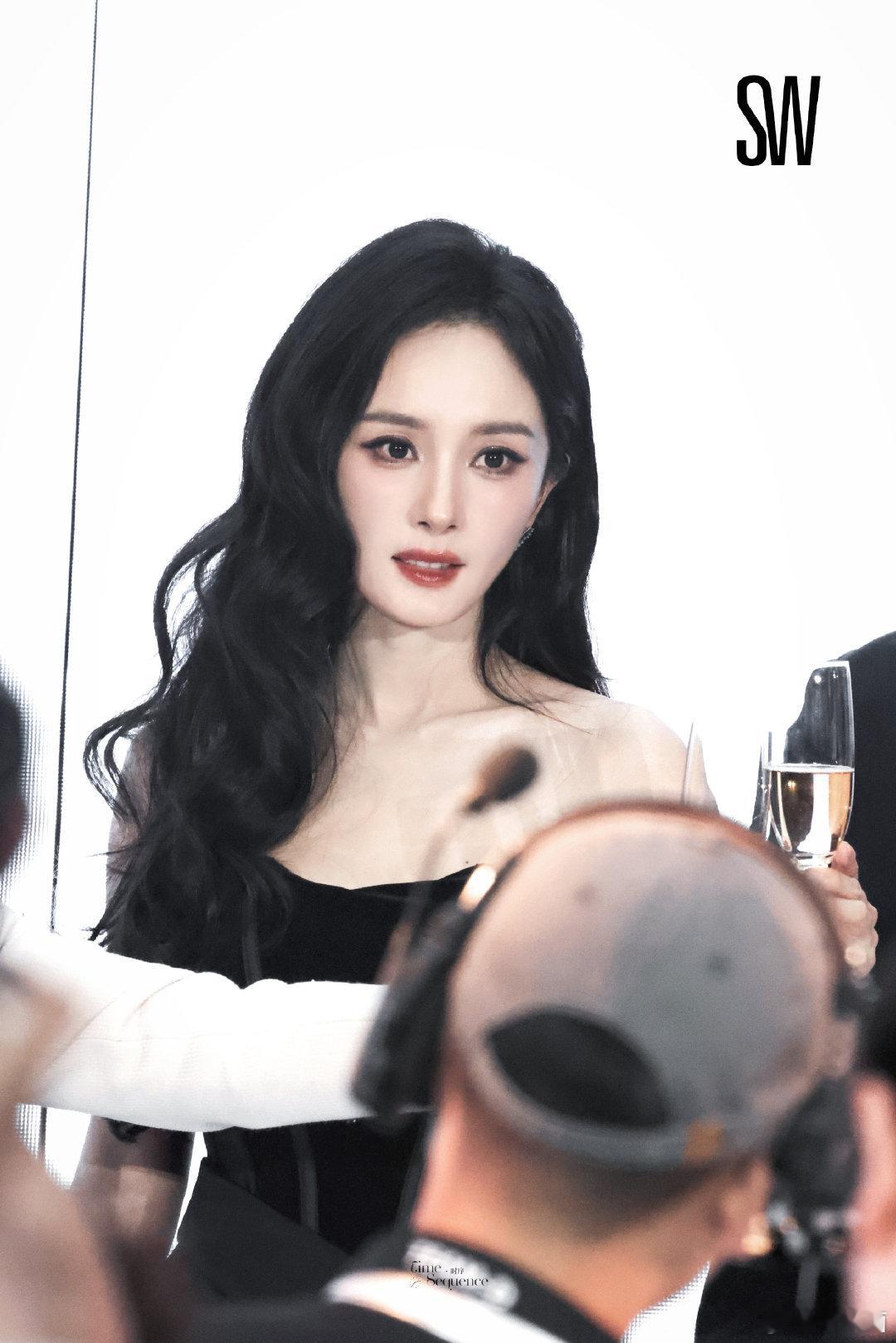 杨幂俯拍比例封神之频 杨幂俯拍谁懂啊！杨幂的俯拍生图直接美到我失语！黑丝绒短裙衬