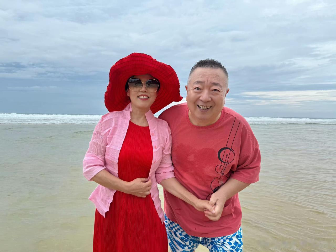 70岁董浩和老婆海边拍下甜蜜照片，两人结婚43年，娱乐圈模范夫妻，夫妻两一个穿大