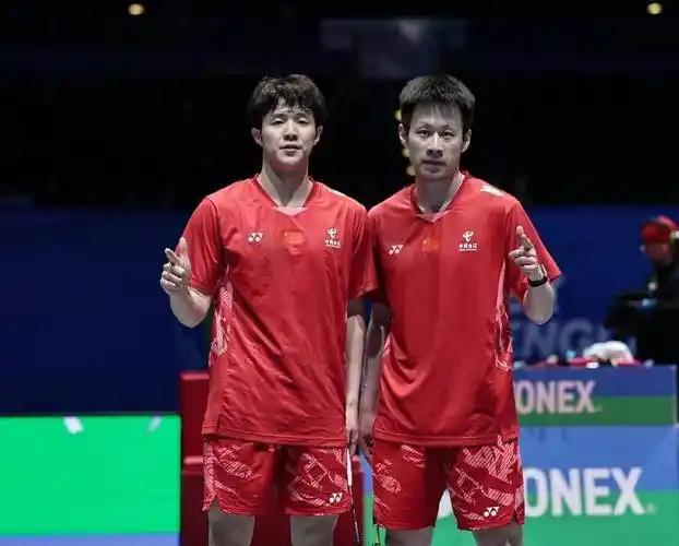 任何组合鏖战三局晋级男双四强！
3月13日，瑞昌超级100羽毛球公开赛，何济霆/