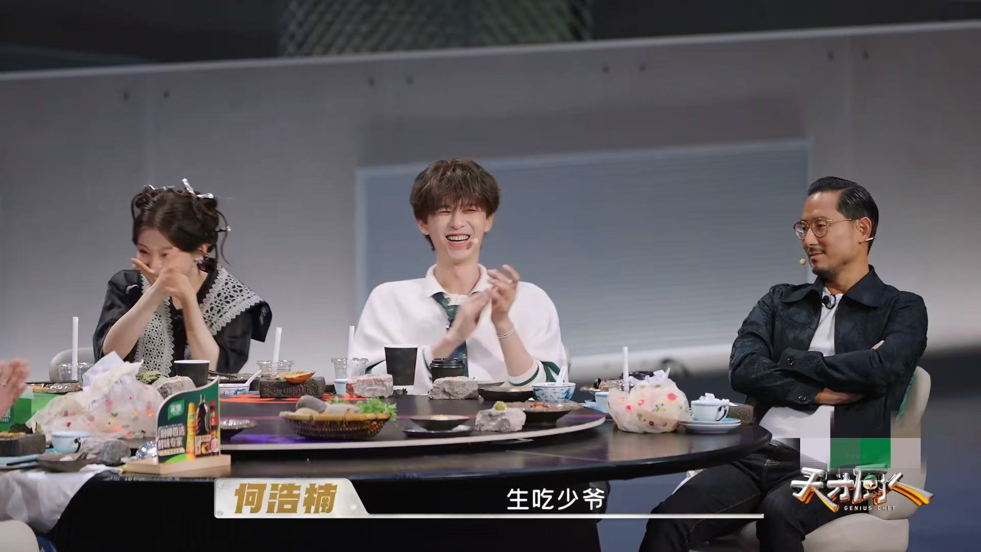 杨超越跳捂鼻子散味舞杨超越捂嘴笑何浩楠张嘴笑天才厨人 你们觉得这种自带互坑属性的