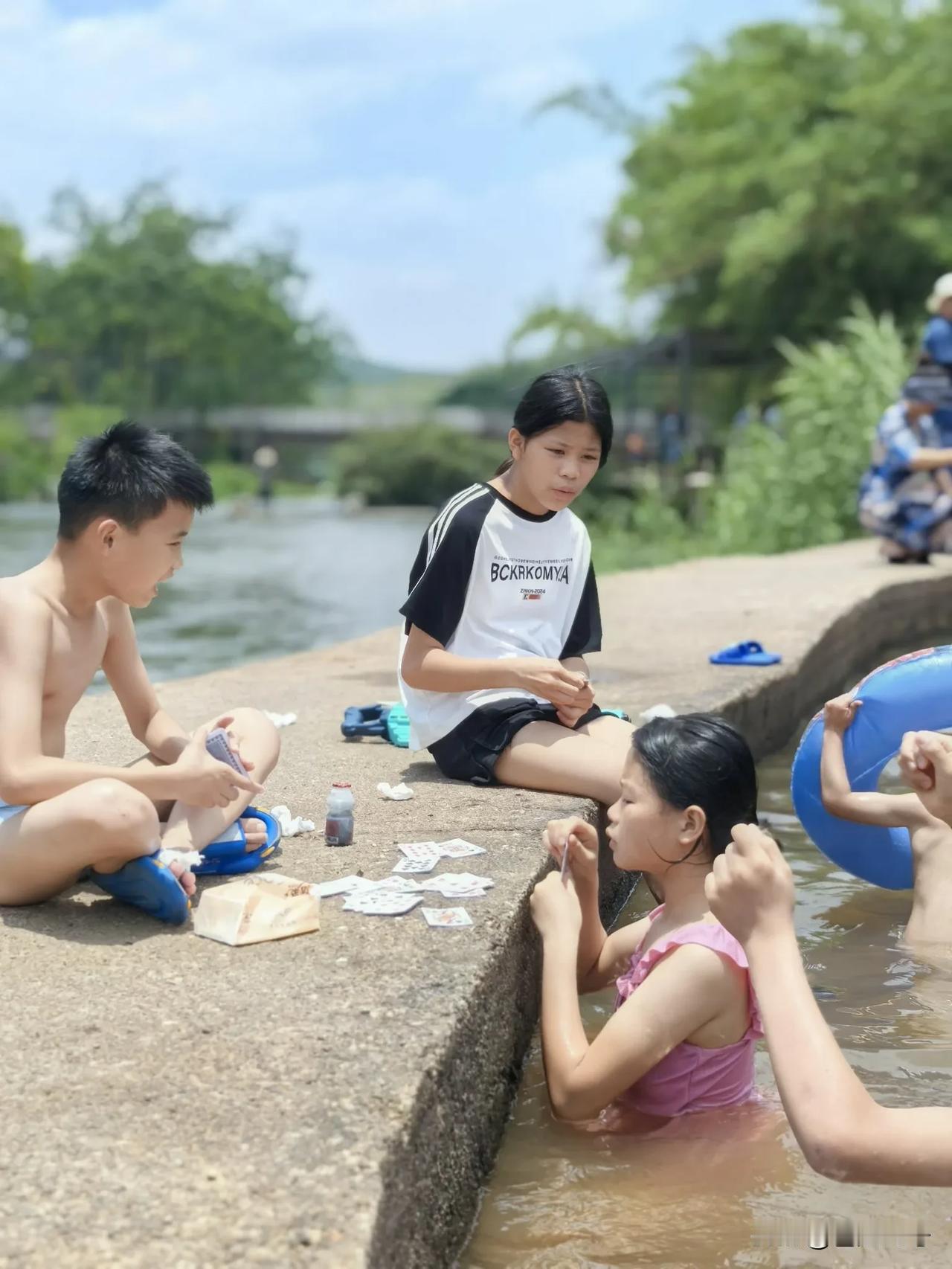 属于广西人的假期松弛感！河流旁泡着水打牌！