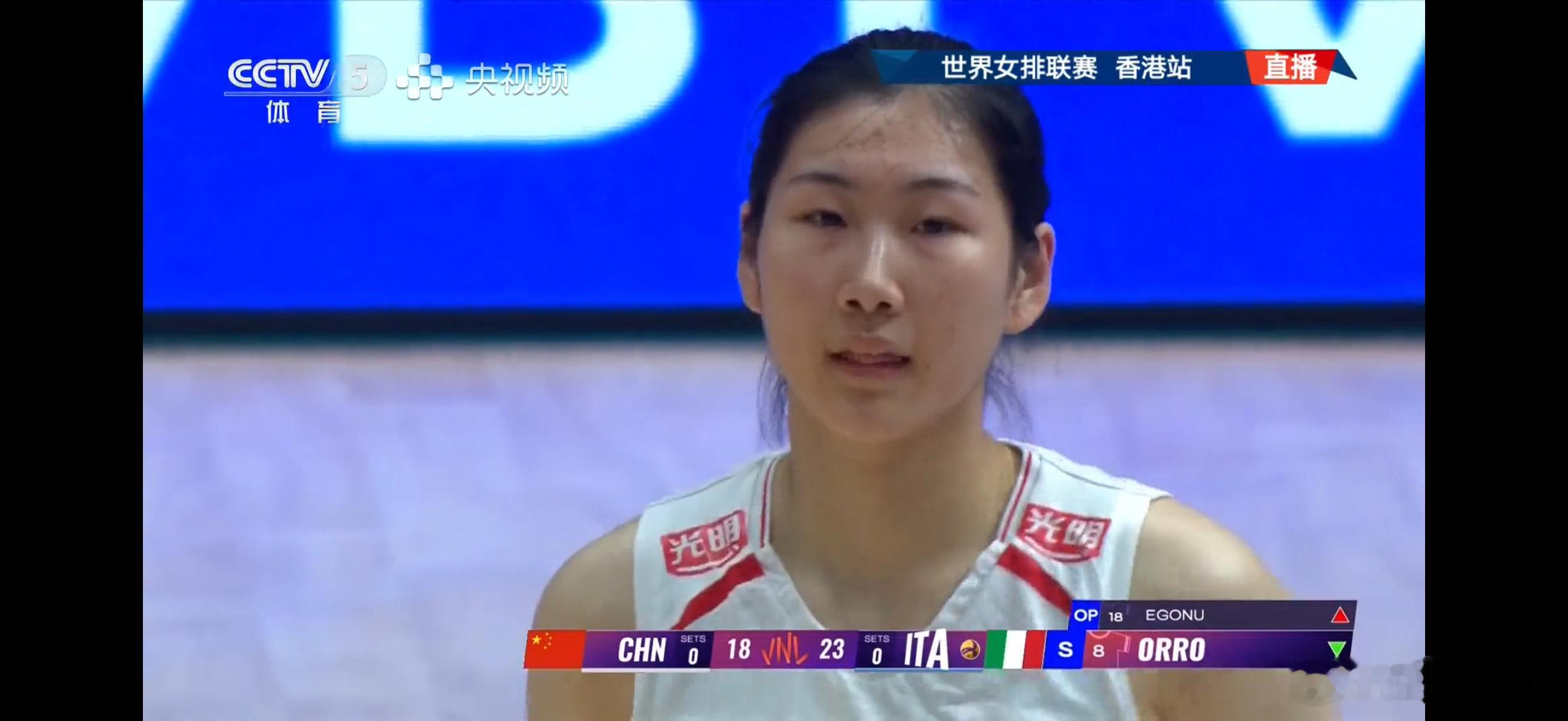 中国女排vs意大利女排第一局中国女排19-25意大利，大比分0-1落后2026世