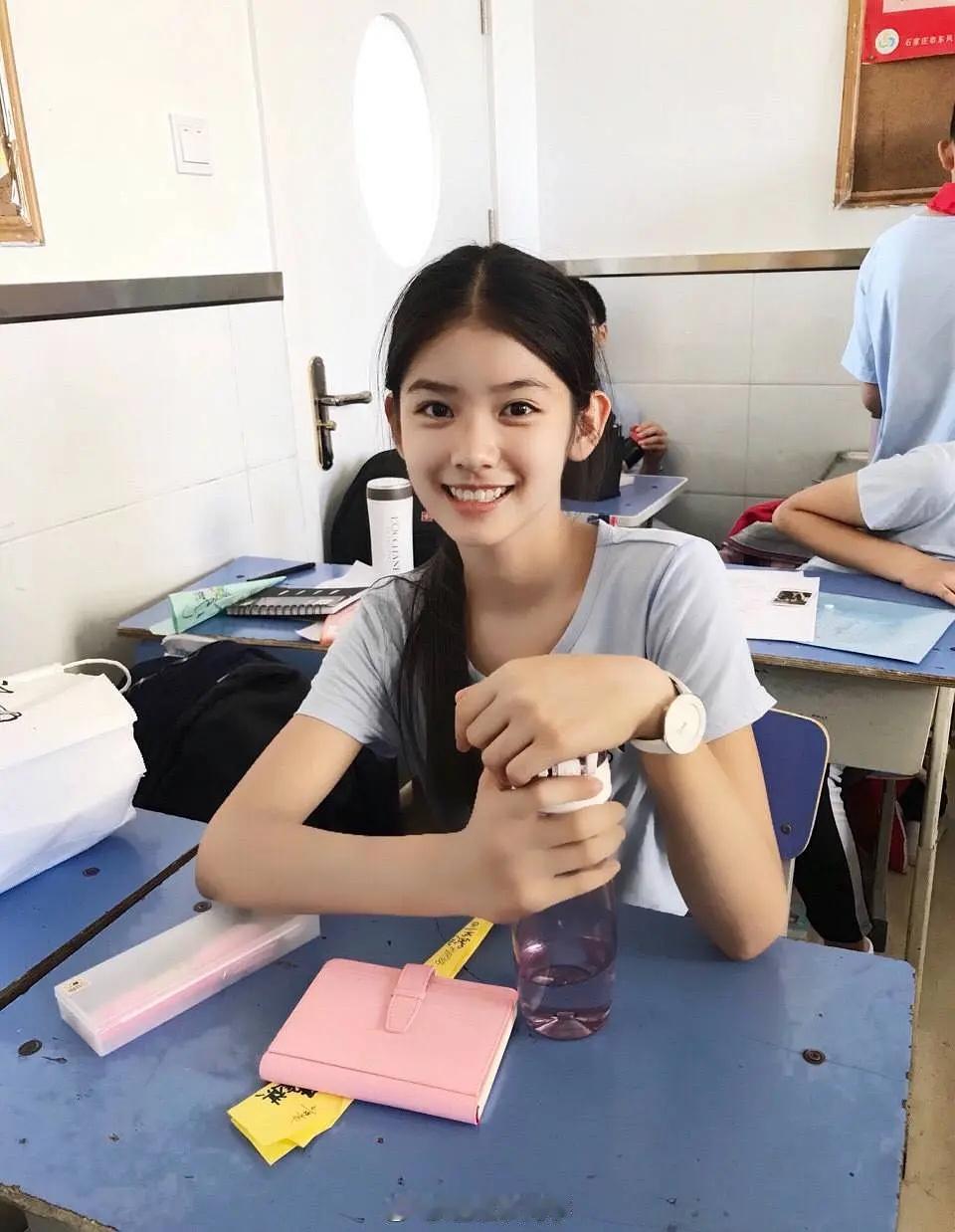 算是没有长残的童星了吧？看起来很有气质 ​​​