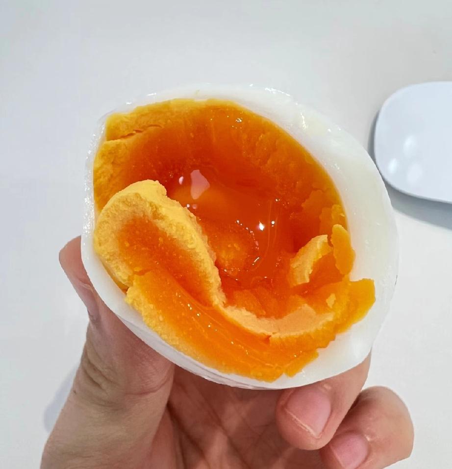 最近迷恋上了吃流心蛋，以前总觉得没煮熟透的鸡蛋会很腥，直到我吃过轻食里的流心蛋之