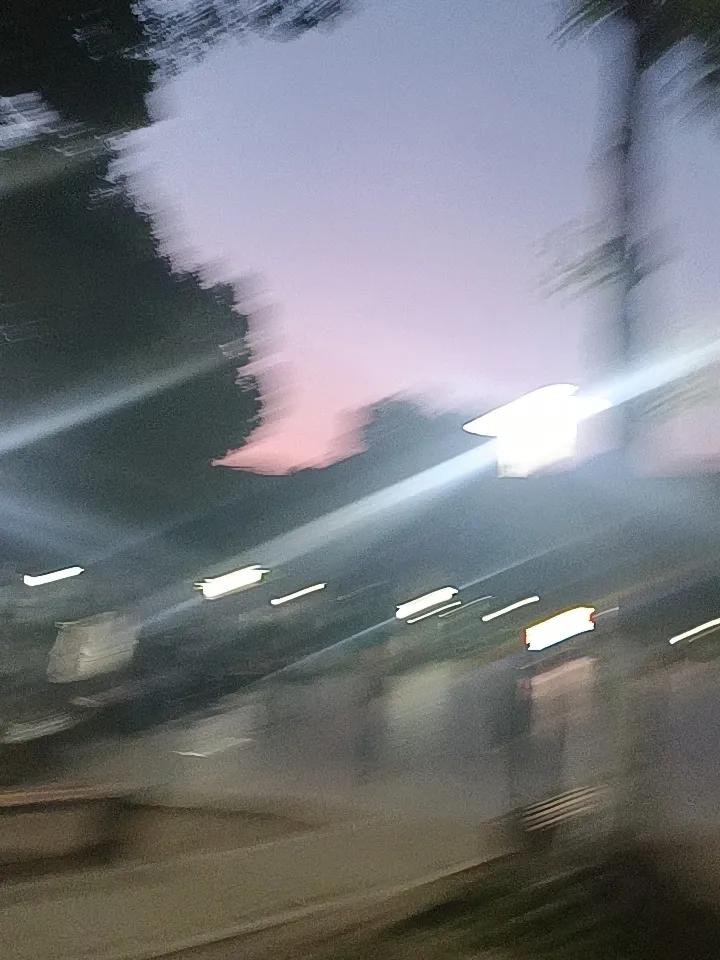 睡了一下午起来，广场里转了一圈感觉良好！