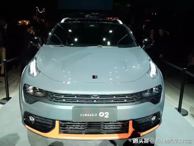 这个性冷淡的配色很带感，但是分体式大灯实在欣赏不来。接下来划重点：三缸发动机+双